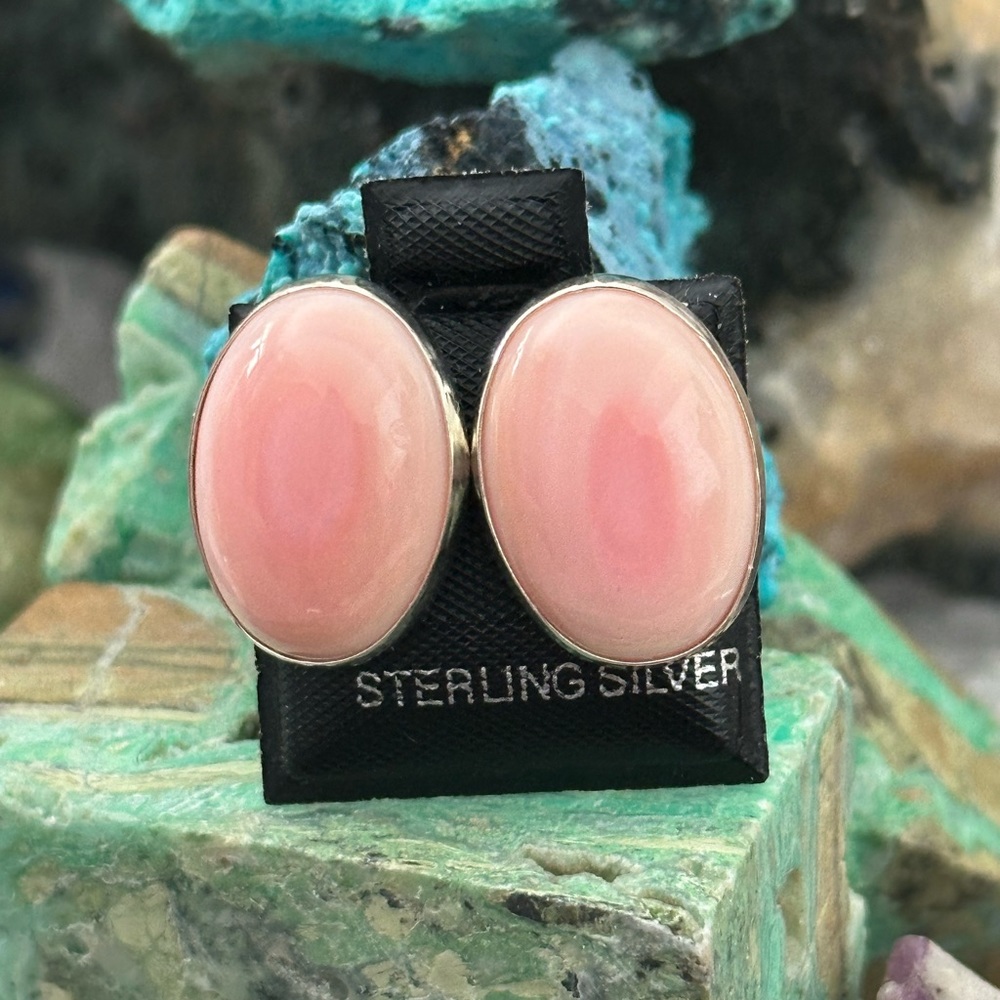 Pink conch sterling silver post earrings - Picture 2 of 7